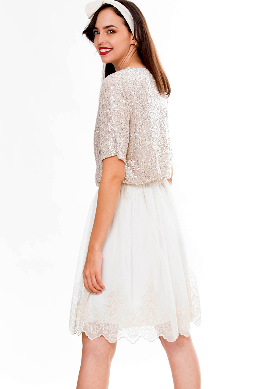 ����� ����